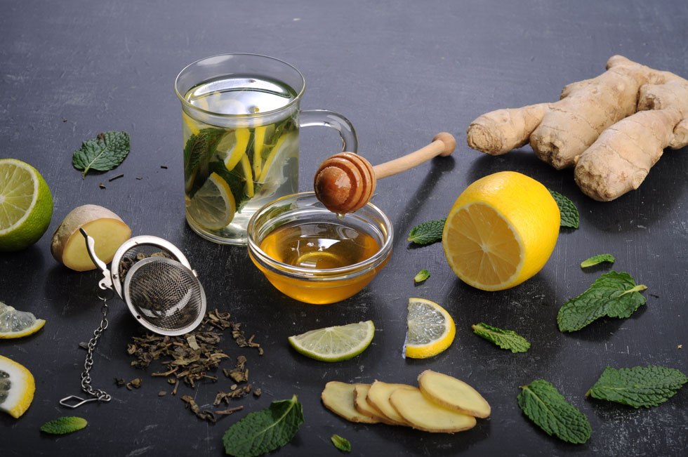 Чем можно лечиться от простуды. Народные средства. Народные средства от простуды. Чай с лимоном и лекарства. Ингредиенты для чая.
